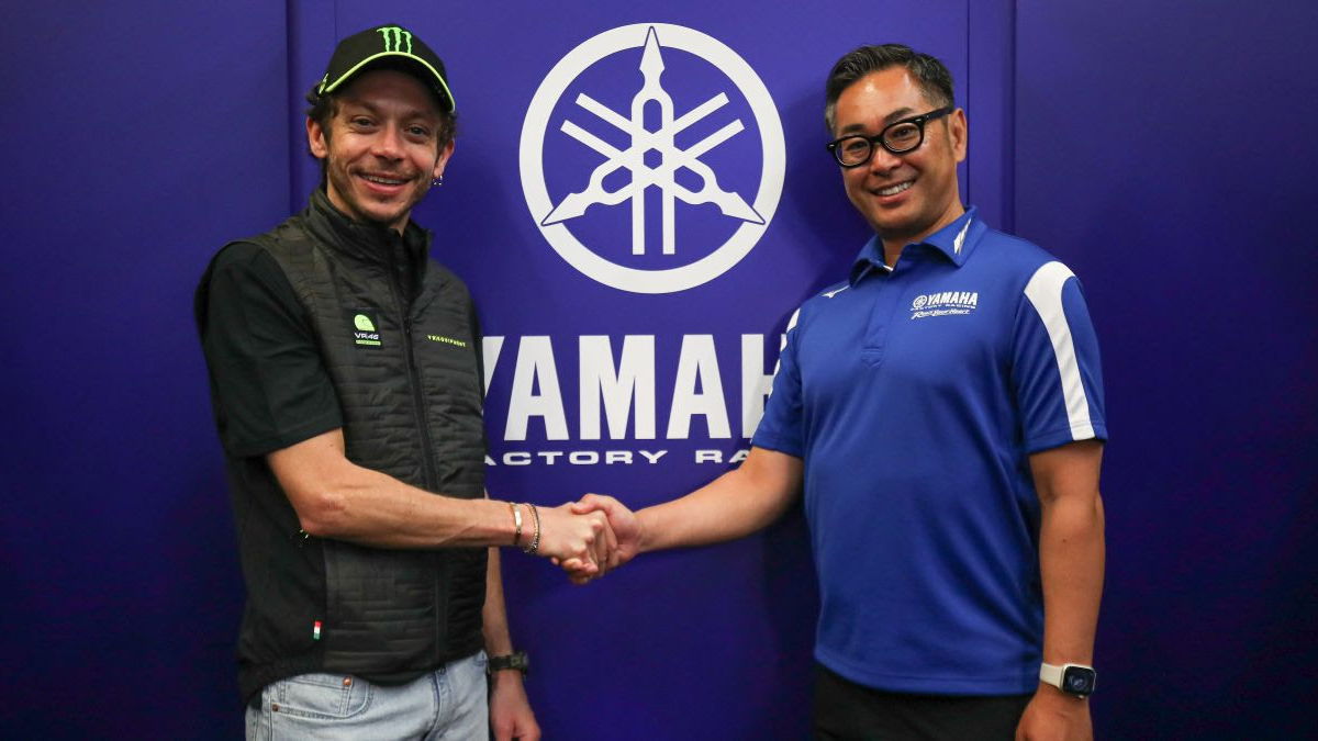 Valentino Rossi signs as Yamaha Brand Ambassador